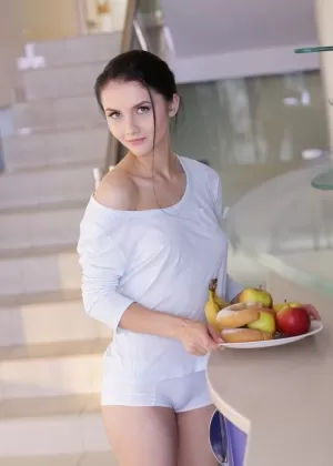 Миниатюрная брюнетка Кристал Гринвелл вылизывает и дрочит свою крошечную русскую киску