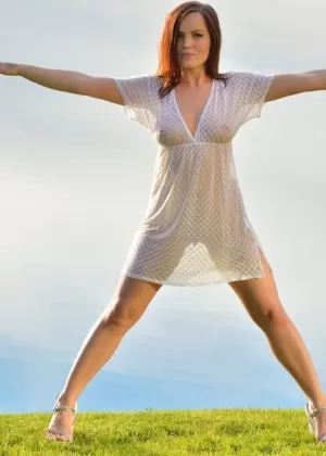 Гламурная милфа Принцес снимает свое прозрачное черное платье, чтобы мастурбировать голышом