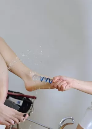 Похотливая блондиночка вовлекается в грубый БДСМ трах с членом и машиной