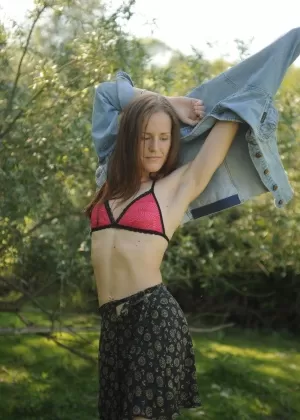 Красивая блондинка Шарлотта Стокли загорает на солнце своей лысой киской и крошечными сиськами снаружи