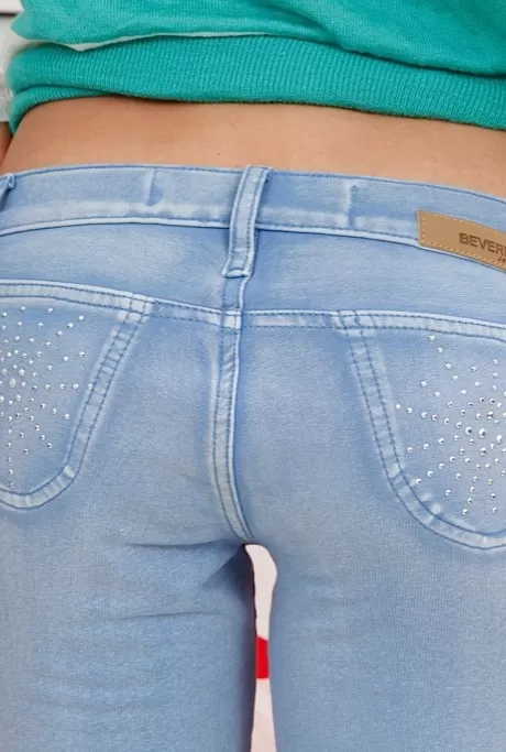 Татуированная латиноамериканка шлюшка раздевается догола и дрочит свою голодную пизду 3