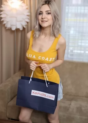 Любительская девушка Ева Эльфи обнажила свои большие подростковые сиськи, прежде чем поиграть со своей лысой киской