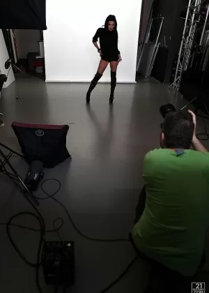 Закулисные снимки горячей мастурбирующей порнозвезды Алетты Оушен