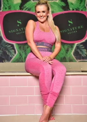 Блондинка-любительница Ликия Шэрил освобождает свое соблазнительное тело от спортивной одежды