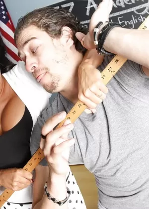 Противная учительница МИЛФ Лезли Дзен обнажает гудки и получает жесткий стук