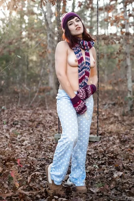 Длинноногая соло-девушка Ингрид Рот позирует обнаженной в лесу в токе  6