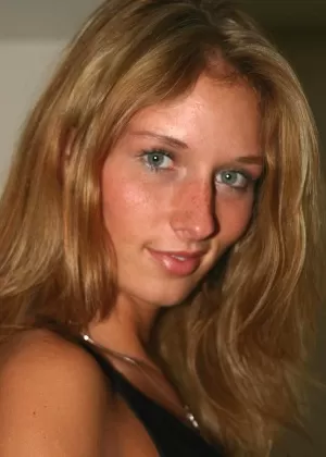 Новичок Сара сбрасывает черное платье и кружевное нижнее белье, чтобы раздеться догола