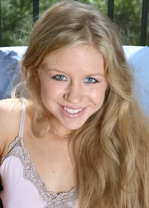 Прекрасная блондинка милфа раздевается и теребит свою киску на открытом воздухе