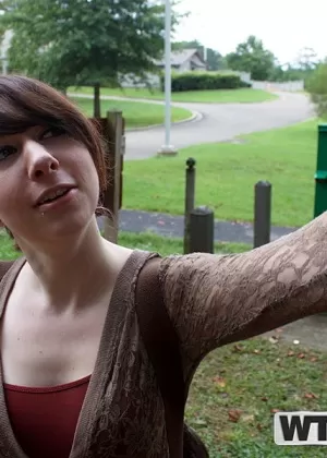 Едва одетый любитель исполняет какую-то сольную ролевую игру для домашнего видео