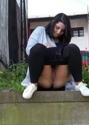 Возбужденная девушка Химена брызгает мочой во время мастурбации дилдо