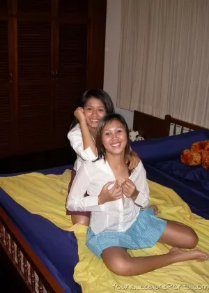 Миниатюрные Азиатские лесбиянки трахаются, раздеваясь догола на кровати