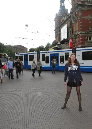 Брюнетка Европейская шлюха с большими сиськами Надя Беллс позирует на публике