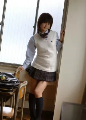 Любительский аббат позволяет большим натуральным сиськам школьницы свободно болтаться на открытом воздухе в носках