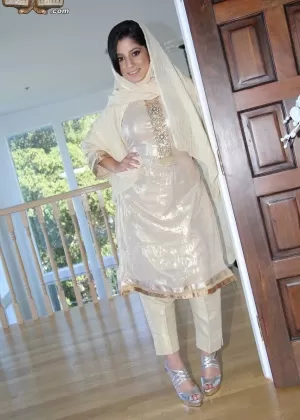 Индийская жена с большими натуральными сиськами освобождает лобковые волосы от трусов на сиденье унитаза