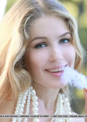 Длинноволосая молоденькая Женевьева Ганди сама позирует обнаженной на открытом воздухе