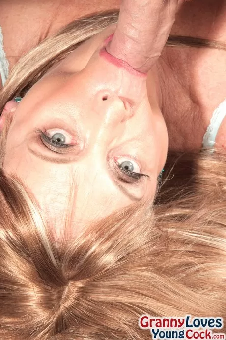 Горячая бабуля Лекси Маккейн соблазняет молодого мужчину в своем нижнем белье 4