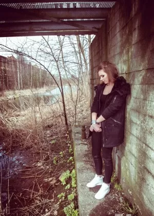 Белая подросток Миа Луна стягивает штаны, чтобы пописать после со связанными запястьями