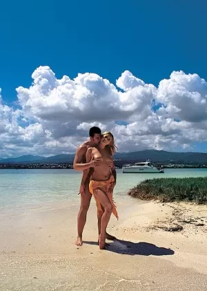 шлюха 70-х Анико Жаклин получает двойной трах в лесу от двух парней