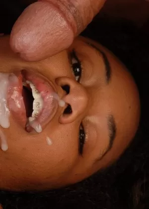 Любительница Виола Пьеррон принимает член в свою проколотую киску