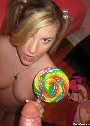 Бывшая девушка Хейден Найт сосет член своего бывшего парня и леденец на палочке в режиме POV