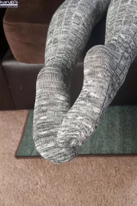 Азиатка соло Дреа Даймонд вставляет секс-игрушку в лысую пизду во время мастурбации