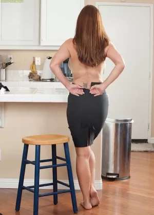 Пожилая дама в розовой юбке сверкает трусиками под юбкой и топами в чулках