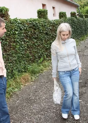 Молодая блондинка занимается сексом с парнем после того, как только что встретила его в переулке