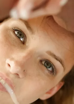 Грудастая молоденькая красотка получает сперму на лицо после жесткого траха