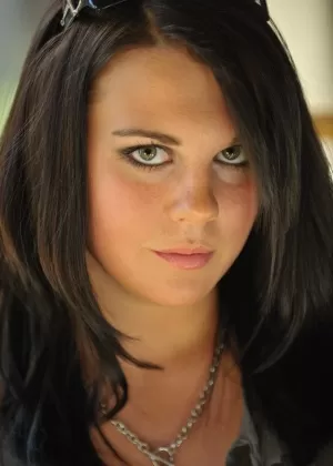 Сексуальная любительница Джули выставляет напоказ свою великолепную грудь и позирует обнаженной в соло