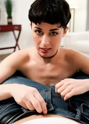 Зрелая рыжая и ее молодой любовник заняты тем, что трахают друг друга