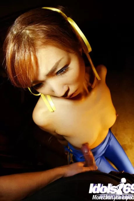 Азиатка Аса Акира снимает свою юбку болельщицы, чтобы раздвинуть киску