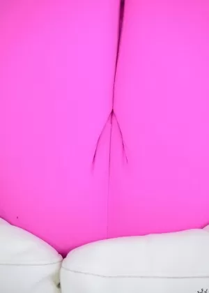 Сладкая крошка-подросток Луу показывает свою идеальную попку и киску голышом