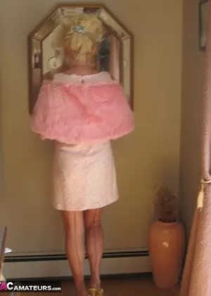 Пухленькая зрелая жена сверкает задницей в трусиках-стрингах, полностью одетая на высоких каблуках