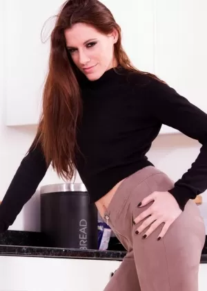 Свежая Рейна переодевается на кухне, чтобы позировать голой в носках