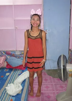 Пожилую британскую домохозяйку раздевает и трахает молодой мошенник