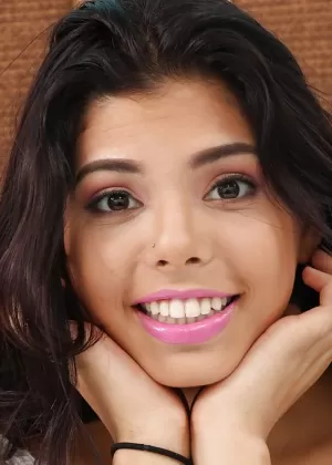 Брюнетка Латиноамериканка молоденькая Джина Валентина дрочит бритую пизду крупным планом