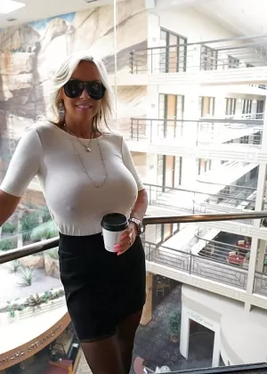 Горячая блондинка жена с огромными дынями Сандра Оттерсон сосет и глотает