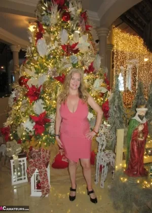 Блондинка любительница Ди Сирен обнажила свои большие сиськи и попку на парковке