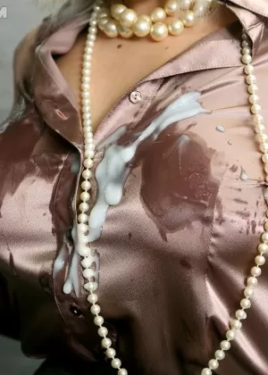 Потрясающая брюнетка шлюха Агота обожает двойное проникновение и писсинг