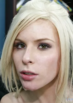 Молоденькая блондинка Кензи трогает большие сиськи и делает минет на коленях