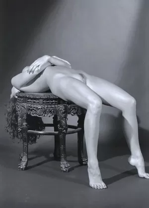 Классная зрелая мамаша Холли Кисс показывает свои обтянутые нейлоном ноги в винтажном нижнем белье