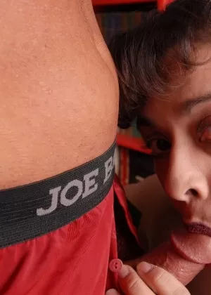 Толстую зрелую учительницу Ришель заставляют сосать член