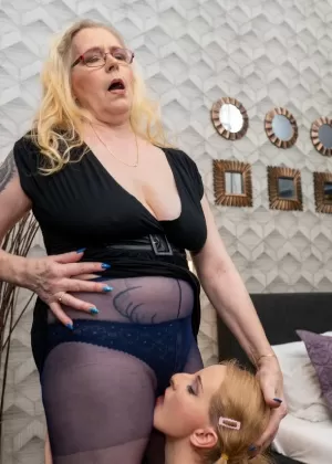 Британская рыжеволосая пышная Клэр предается лесбийским играм с пышной блондинкой