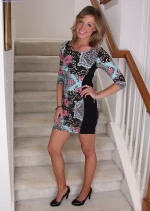 Горячая любительница Эшли Джонс мигает обнаженной юбкой, раздеваясь, чтобы показать красивые сиськи