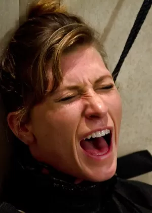 Голую девушку заставляют демонстрировать свою киску, пока ее связывают на лужайке