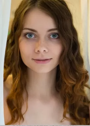 Красивая рыжая Кей А раздвигается догола, чтобы обнажить подстриженную киску крупным планом