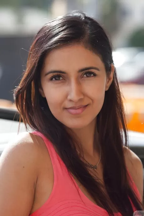 Очаровательная молодая любительская красотка Виджая Сингх раздвигает свои ножки на открытом воздухе