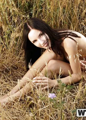 Темноволосая девушка Белла вступает в половую связь с чернокожим мужчиной