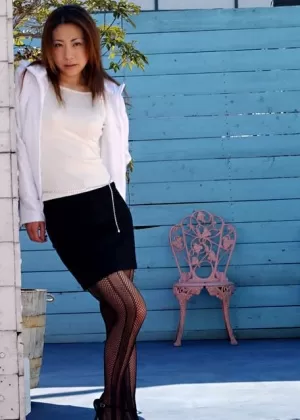 Азиатская школьница Сами Паркер соблазняет своего учителя задрав юбку