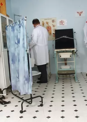 Дикая красотка в униформе увлекается фетишем, дразня свою киску гинекологическими штучками